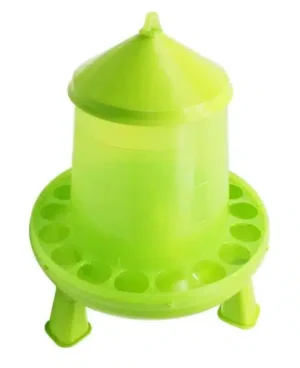 מאכיל עופות פלסטיק 8 ק״ג עם רגליים לעופות חצר